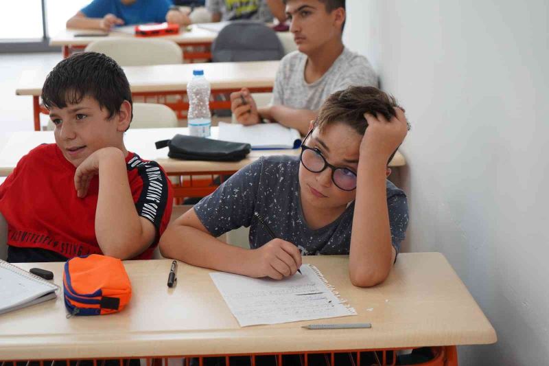 Çayırova’da öğrenciler LGS ve YKS hazırlık kurslarında eğitim görüyor
