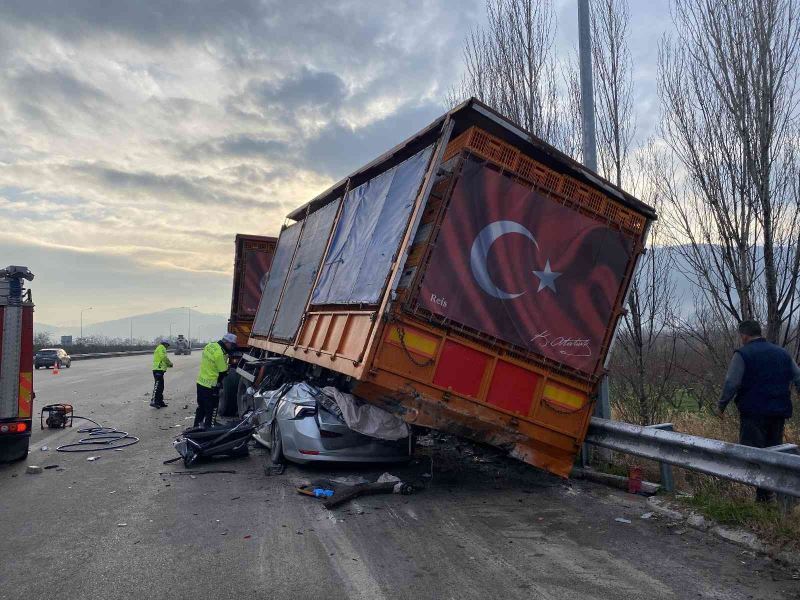 Bursa’da akılalmaz kaza : TIR’a çarpan otomobil, dorsenin altına girdi : 1 ölü
