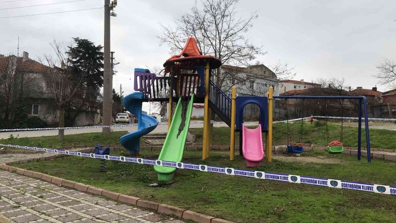 Alev alev yanan çocuk parkındaki hasarın boyutu gün ağarınca ortaya çıktı
