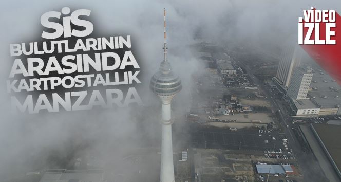 İstanbul’da sis bulutlarının arasında kalan Tv kulesi, kartpostallık manzaralar oluşturdu
