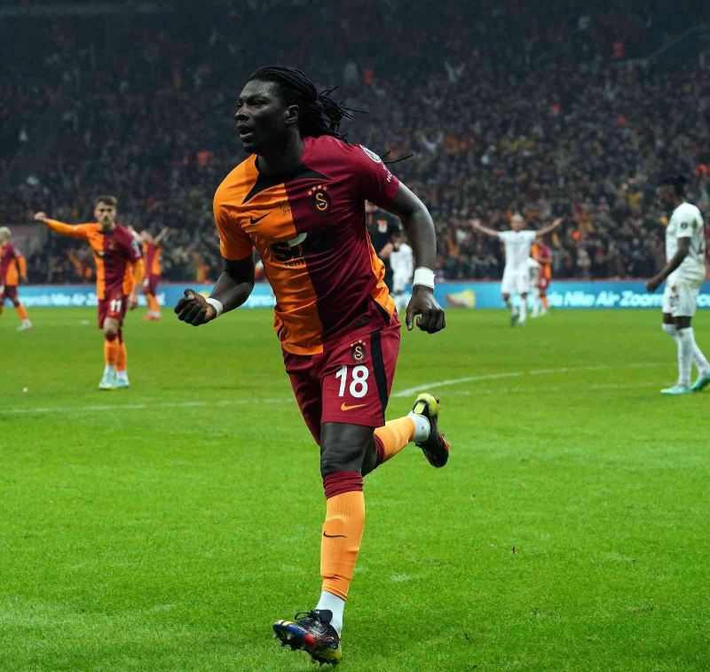 Bafetimbi Gomis bu sezonki gol sayısını 10’a çıkardı
