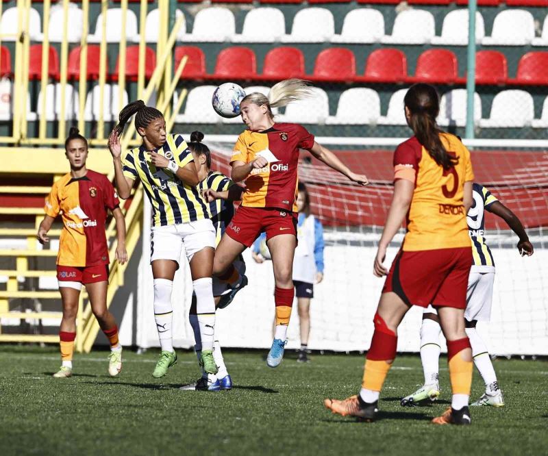 Kadınlar futbolda derbi zamanı: Galatasaray - Fenerbahçe:
