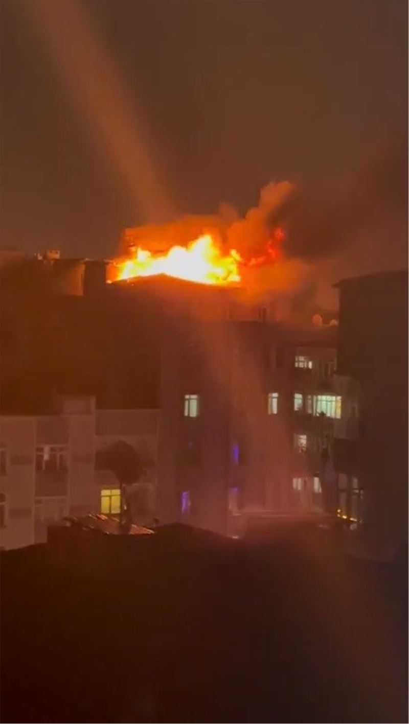 Küçükçekmece’de 5 katlı binanın çatısı alev alev yandı