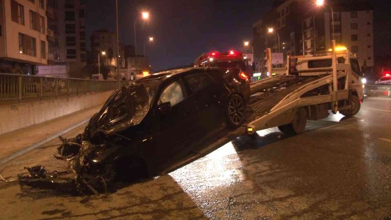 Çekmeköy’de kontrolden çıkıp takla atan aracın motoru yola fırladı: 3 yaralı