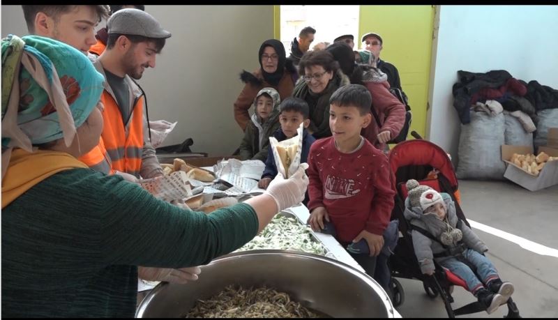 Bilecik’te düzenlenen festivalde 2 ton hamsi balığı dağıtıldı