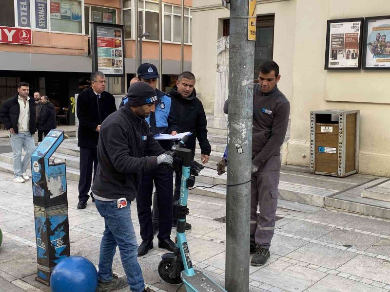 Kadıköy Belediyesi kaldırımdaki scooterları topladı