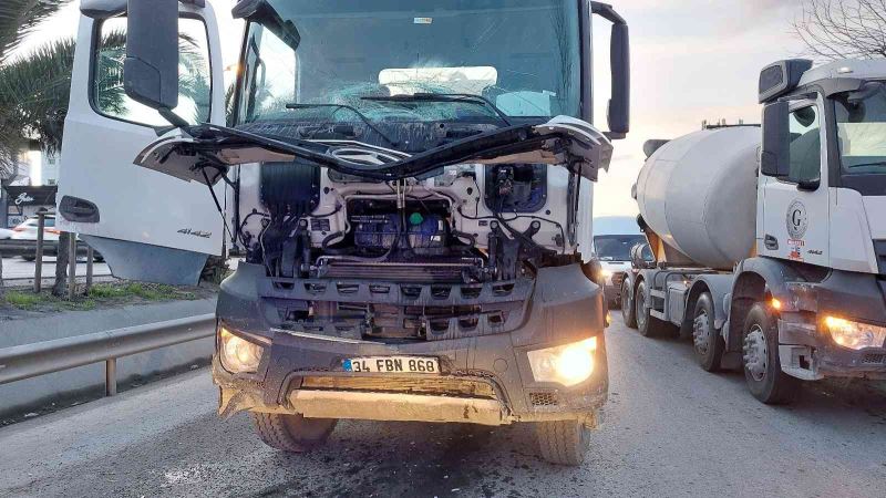 Beton mikseri minibüse çarptı: 1’i ağır 5 yaralı
