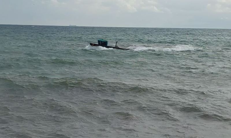 Fırtınada denize açılan teknenin dalgalarla mücadelesi kameraya yansıdı
