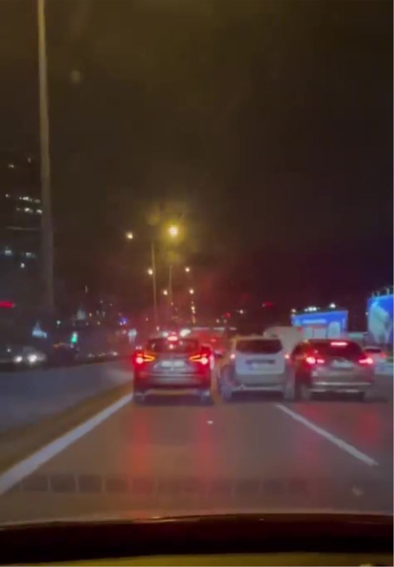 Üsküdar’da trafikteki araçlara aldırmadan yarışan iki araç kamerada
