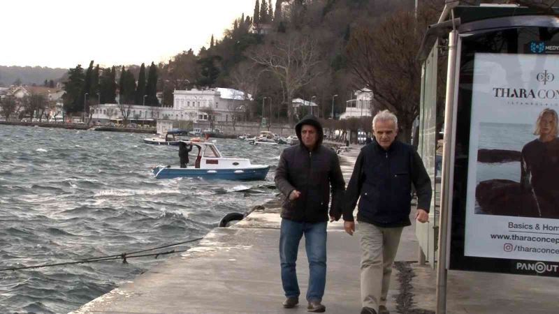 İstanbul’da lodos etkili oldu, vatandaşlar yürümekte güçlük çekti
