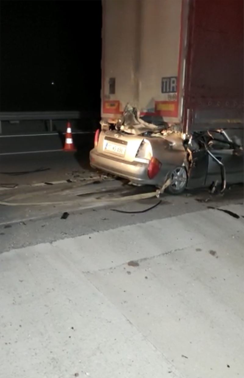 Çanakkale’de TIR’ın altına giren otomobilin sürücüsü hayatını kaybetti
