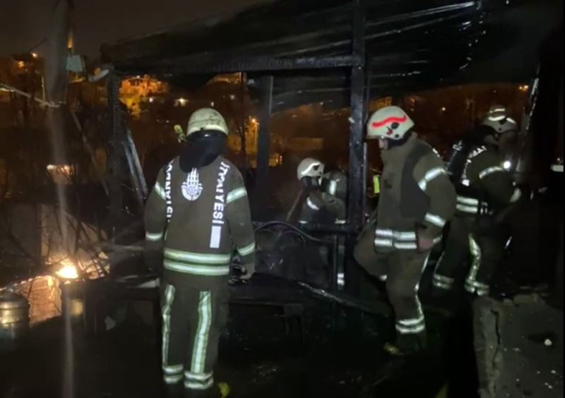 Sultangazi’de gecekondu yangını: 4 kişi dumandan etkilendi