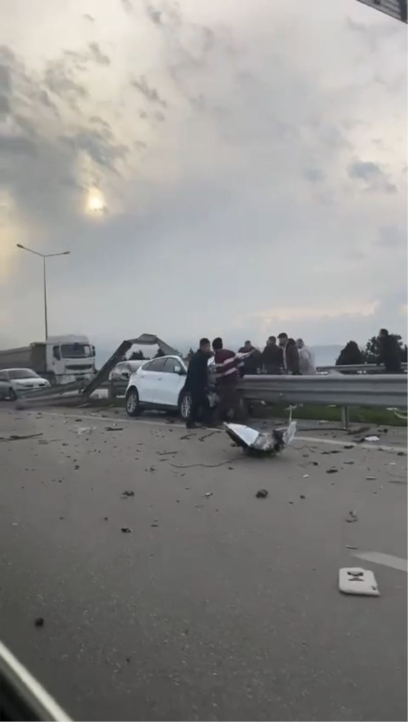 Bursa’da otomobil bariyerlere ok gibi saplandı: 1 ölü
