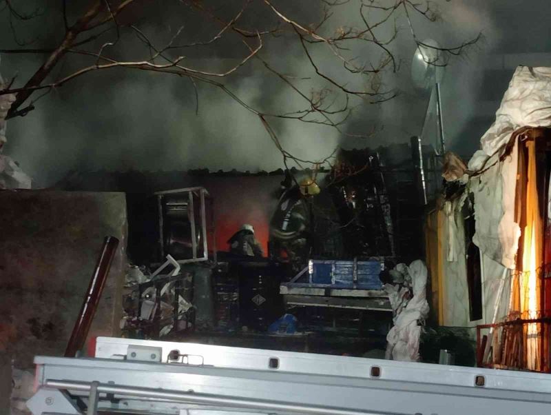 Güngören’de 2 katlı plastik ve hurda deposundaki yangın itfaiye ekiplerince söndürüldü
