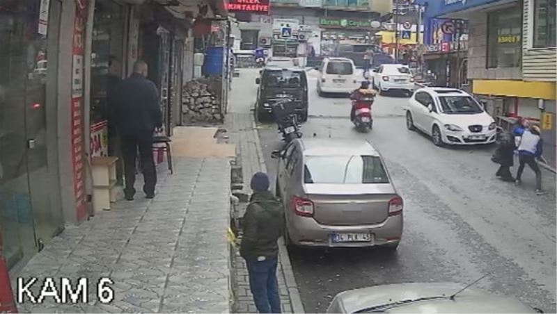   İstanbulda bıçaklı eski eş dehşeti kamerada: Kadını ölümden montu kurtardı