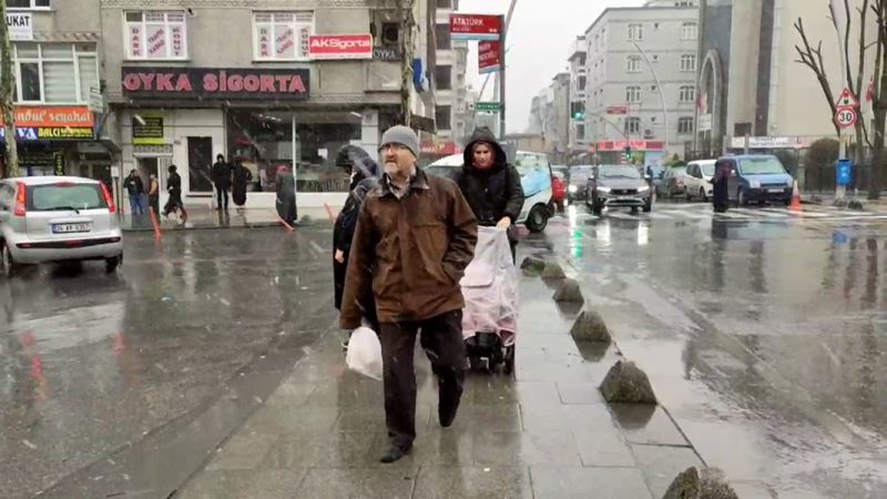 Sultangazi’de sulu kar yağışı etkili oluyor