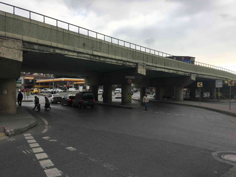 Bayrampaşa’da İBB tarafından yapılan köprü bakımsızlık nedeniyle tehlike saçıyor