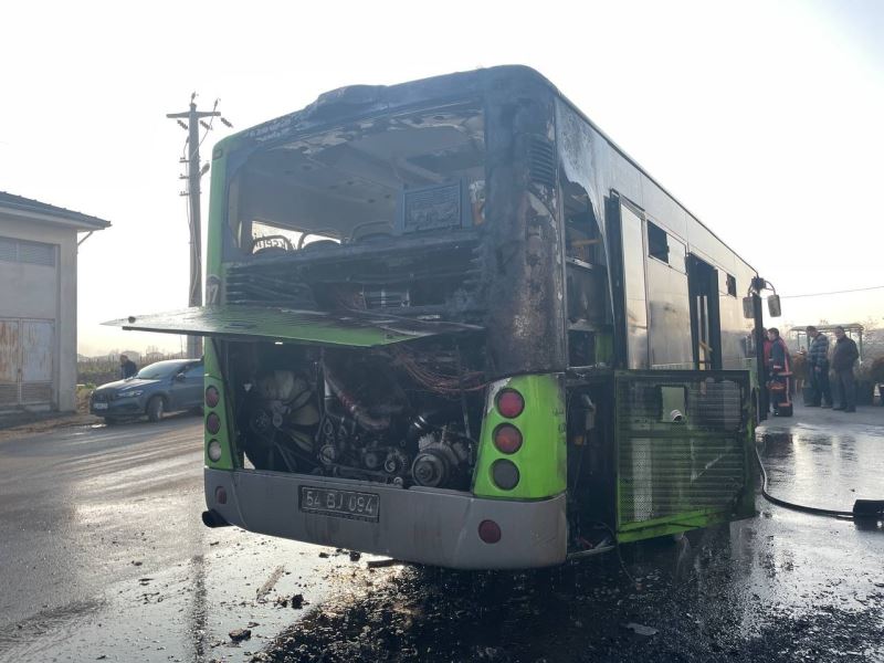 Belediye otobüsünün motor kısmında çıkan yangın söndürüldü

