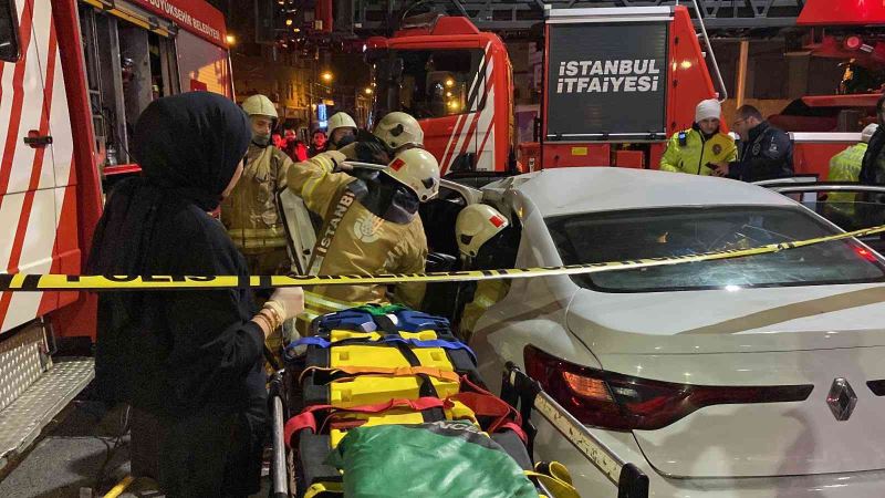 Zeytinburnu’nda tramvay ile otomobil çarpıştı: 1 kişi yaralandı, seferler durdu