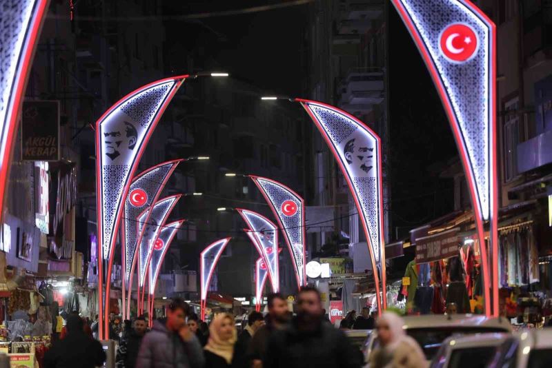 İstiklal Caddesi Atatürk motifli ışıklarla aydınlanıyor