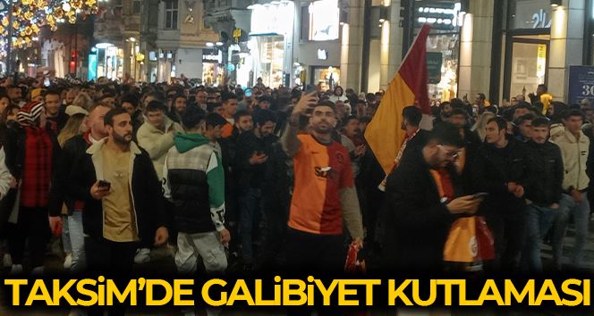 Derbiyi kazanan Galatasaray taraftarları Taksim Meydanı’nda kutlama yaptı