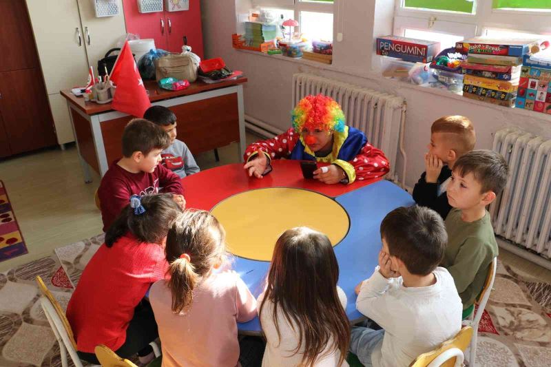 Gönüllü gençlerden köy okulundaki öğrencilere palyaçolu sürpriz
