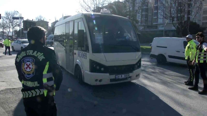 Sivil polis ekiplerinden yolcu kılığında minibüs denetimi
