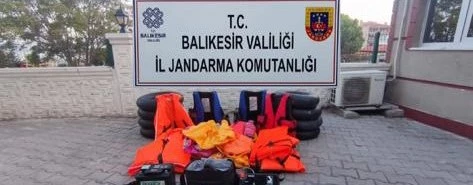 Jandarma Ayvalık’ta 131 düzensiz göçmen ve 3 organizatörü yakaladı
