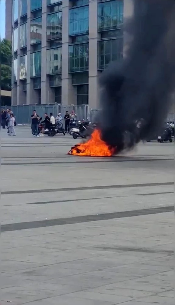 Çağlayan Adliyesi Meydanı’nda alev alev yanan motosiklet  TOMA’nın müdahalesiyle böyle söndürüldü

