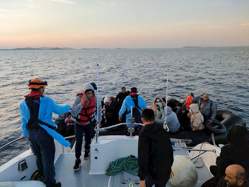 Ayvalık’ta botlarının motoru arızalanan 45 düzensiz göçmen kurtarıldı
