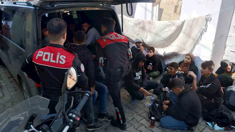 Dur ihtarına uymayan araçta 11’i çocuk, toplam 23 kaçak göçmen yakalandı
