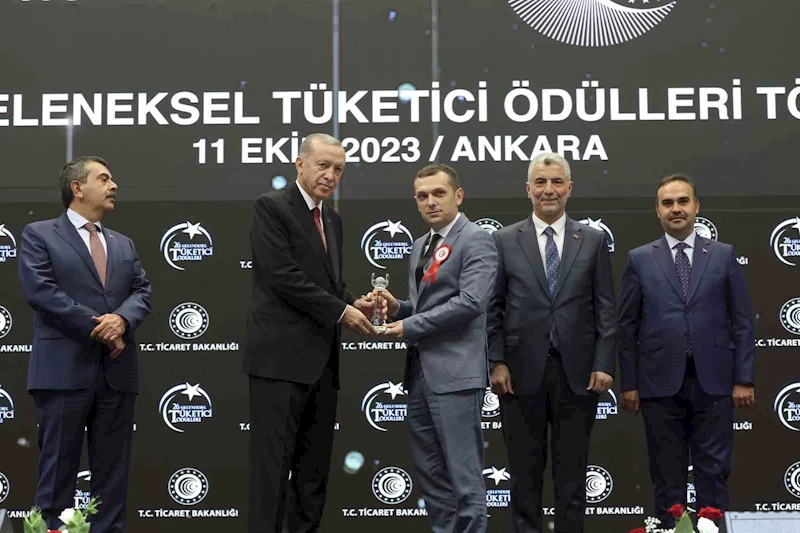 SUBÜ’lü akademisyene ödülünü Cumhurbaşkanı Erdoğan takdim etti
