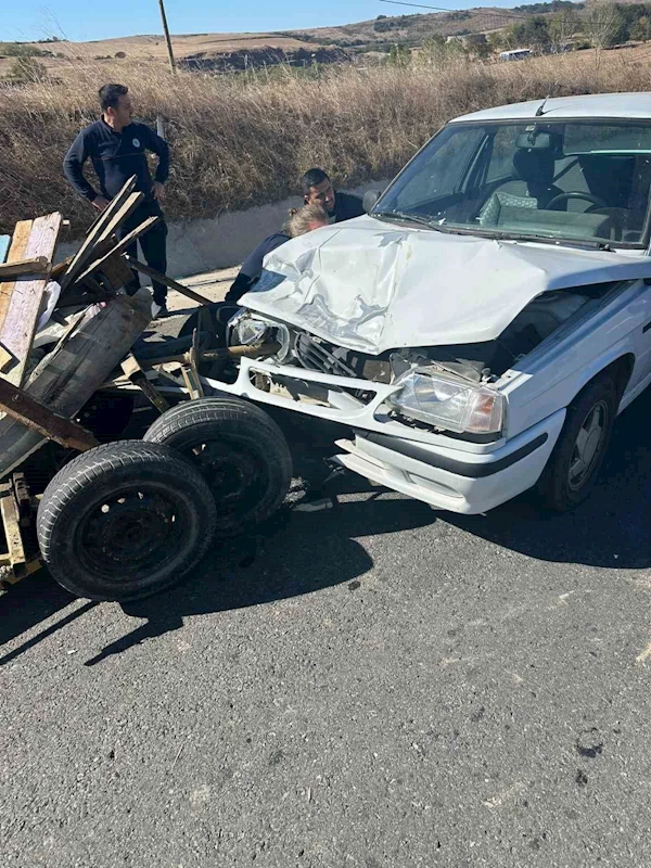 Otomobil ile at arabası çarpıştı: 2 kişi yaralandı
