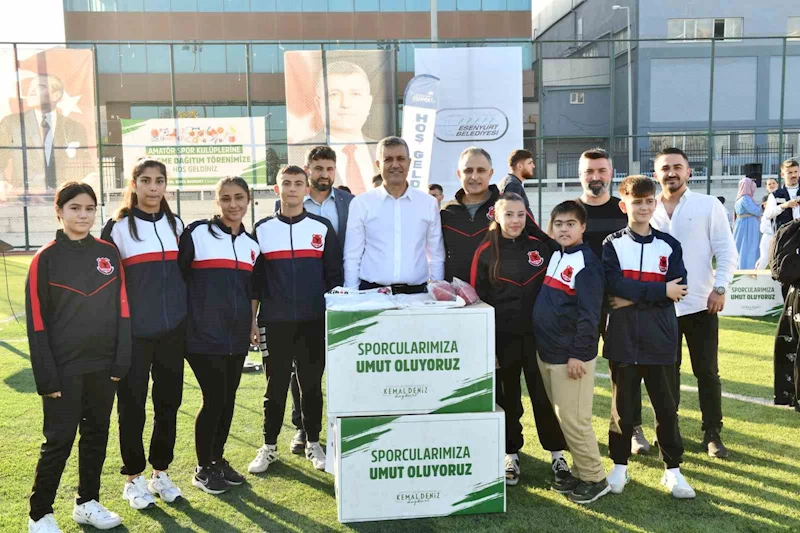 Esenyurt Belediye Başkanı Bozkurt’tan spor kulüplerine malzeme yardımı
