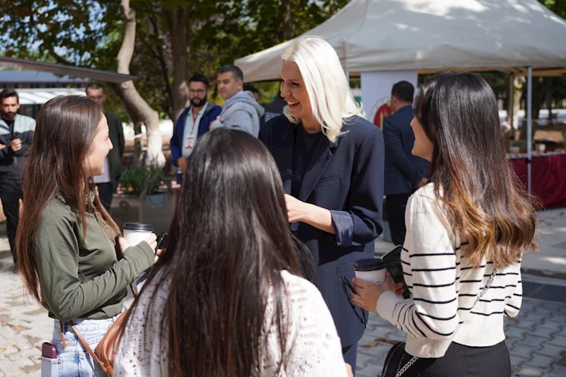 Bilecik’e yeni gelen üniversite öğrencilere ikramlarda bulundular
