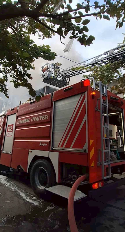 Zeytinburnu’nda 2 katlı iş yerinde korkutan yangın
