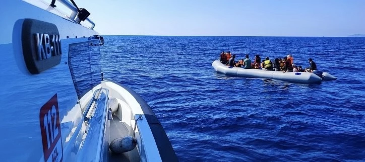 Ayvacık açıklarında Yunan unsurlarınca ölüme terk edilen 88 kaçak göçmen kurtarıldı
