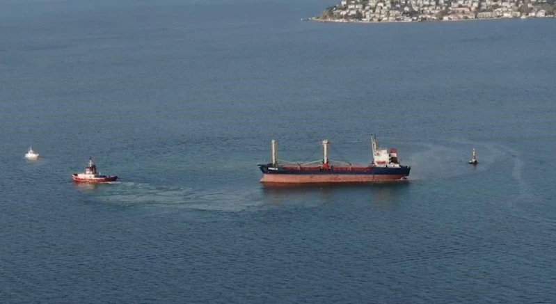 Maltepe açıklarında karaya oturan kuru yük gemisi kurtarıldı
