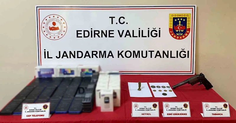 Jandarmanın ev aramasında tarihi eser ve kaçak cep telefonu ele geçirildi
