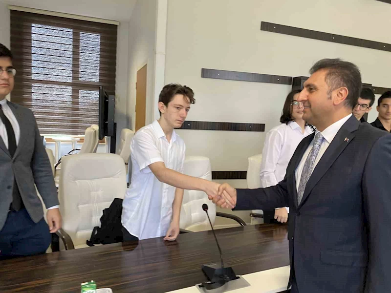 İstanbul İl Milli Eğitim Müdürü Yentür, dünya birincisi olan Gaziosmanpaşa BİLSEM öğrencilerini ağırladı
