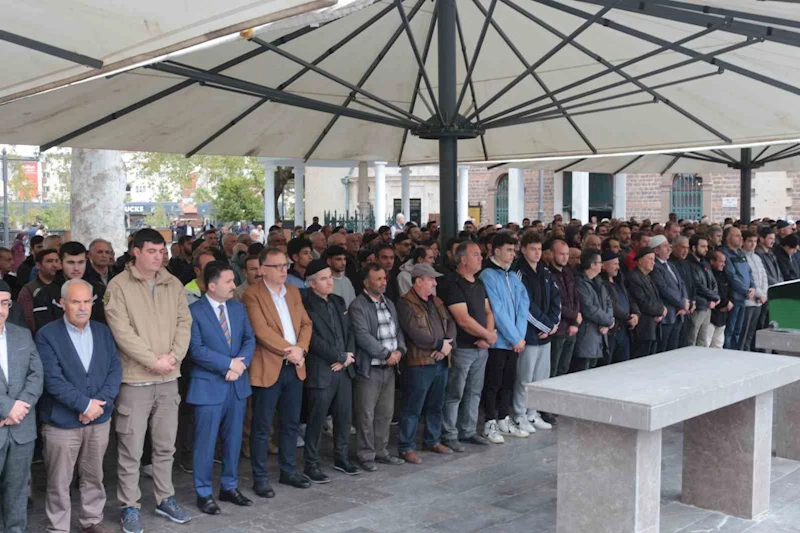 Filistinli şehitler için gıyabi cenaze namazı kılındı
