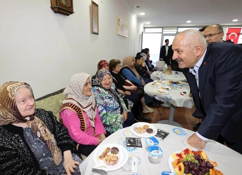 Başkan Büyükgöz huzurevi sakinlerini yalnız bırakmadı
