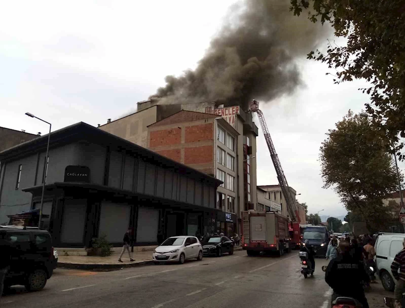 Bursa’da 5 katlı mobilya imalathanesinde yangın
