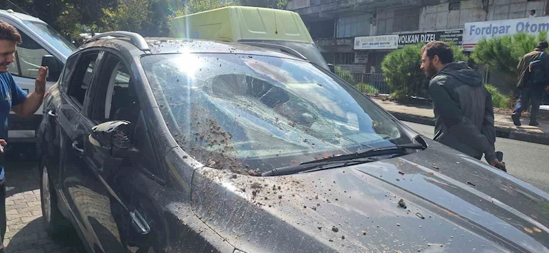 Zeytinburnu’nda istinat duvarı çöktü: 4 araç hasar gördü
