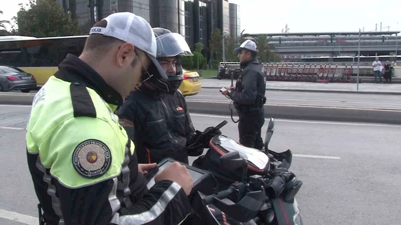 Kadıköy’de motosiklet sürücülerine denetim yapıldı, 3 motosiklet bağlandı

