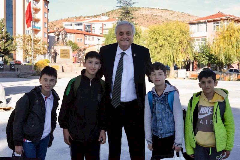 Başkan Bakkalcıoğlu çocukları sevindirdi
