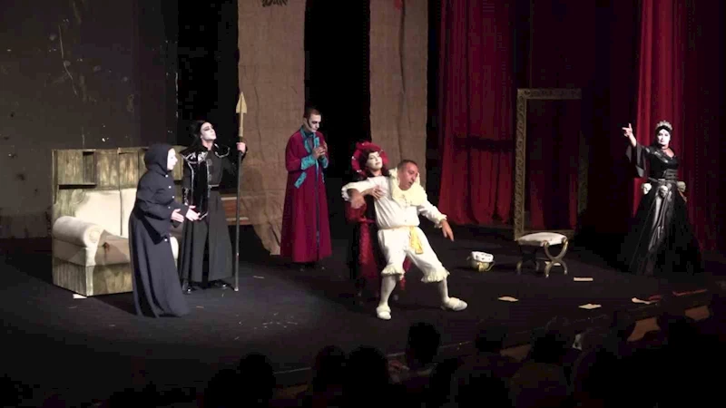 Azerbaycanlı tiyatrocular ‘Kral Ölüyor’u Amasya’da sahneledi
