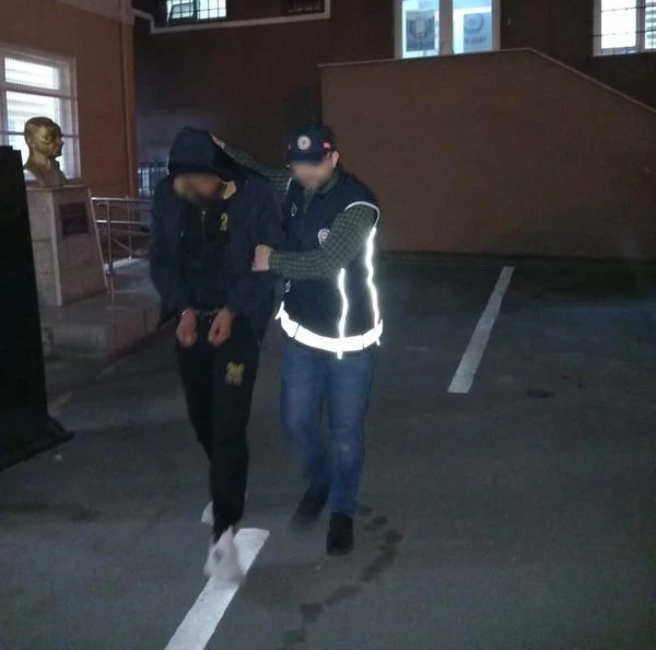 Şüphe üzerine durdurulan araçtan 6 düzensiz göçmen çıktı
