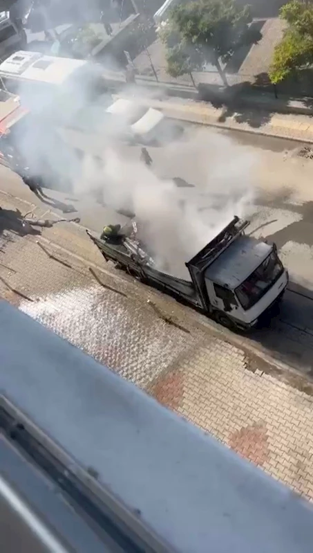 Park halindeki kamyonetin dorsesi alev alev yandı
