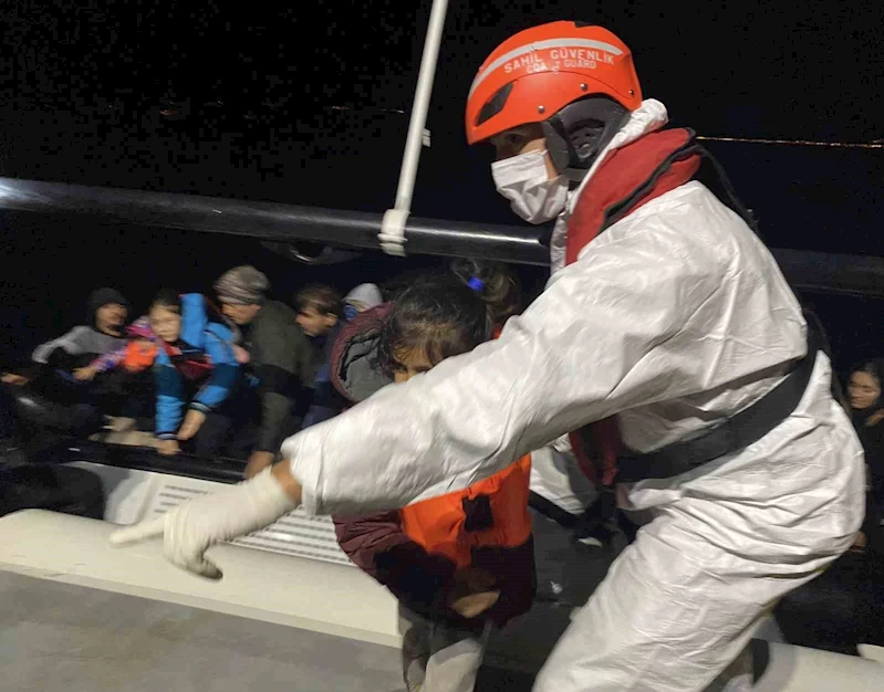 Ayvacık açıklarında Yunan unsurlarınca ölüme terk edilen 35 kaçak göçmen kurtarıldı
